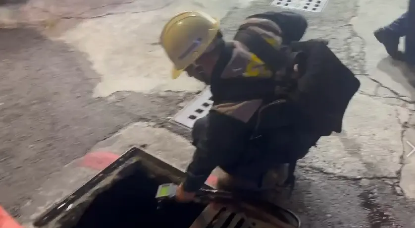 ▲高雄市環保局空污小組進行現場環境偵檢作業。（圖／翻攝畫面）