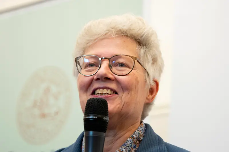 ▲今年諾貝爾物理學獎得主之一的呂利耶（Anne L'Huillier）接獲消息時仍在瑞典隆德大學授課，她也是歷年來第五位獲得諾貝爾物理學獎的女性學者。（圖／美聯社／達志影像）