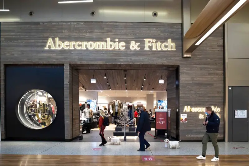 ▲美國知名服飾零售商Abercrombie & Fitch Co.（A&F）前執行長和其英籍同性伴侶涉嫌以招募模特兒為名，在世界各地舉辦活動，並性剝削他們所相中的年輕男子。（圖／美聯社／達志影像）