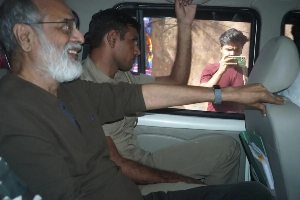 ▲印度德里警方3日搜查當地新聞機構《NewsClick》辦公室，並帶走部分人員。（圖／翻攝自The Hindu）