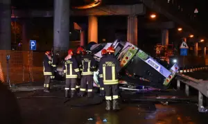 影／巴士從高架橋墜落起火！義大利威尼斯致命事故　21死18傷
