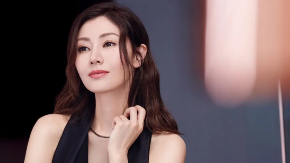 ▲最美港姐李嘉欣與香港富商許晉亨結縭15年，近日有粉絲挖出她被迫簽下「禁回娘家過夜」等8項嚴苛家規，甚至也只能月領800萬元零用錢，與千億財產無緣。（圖／翻攝自李嘉欣IG）