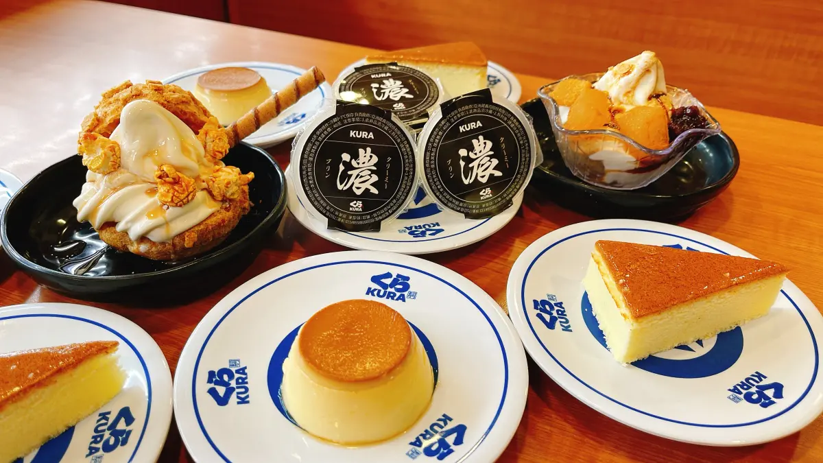 ▲藏壽司悄悄開賣濃布丁、焦糖爆爆泡芙塔等4款「浮誇甜點」！搶錢小土匪P助和粉紅兔兔不只有13款聯名扭蛋，滿額集點贈也曝光；再變身「卡娜赫拉的小動物」限定佈置，拍照打卡抽限定好禮。（圖／藏壽司提供）