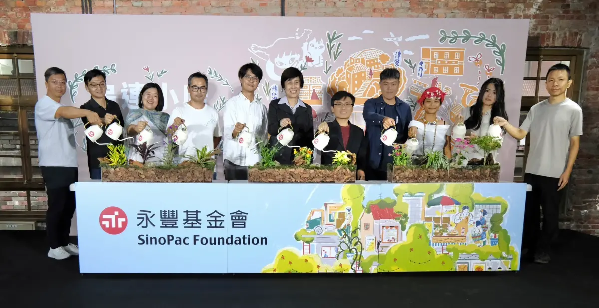 ▲永豐基金會董事長陳思寬(中)與10位小店頭家進行獲選儀式，澆水象徵種下希望的種子。(圖／品牌提供)