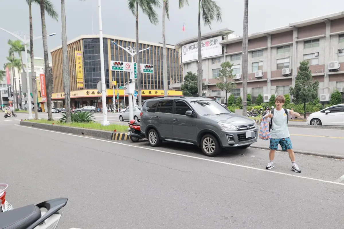 ▲昨（3）日百萬YouTuber蔡阿嘎就分享在屏東縣目睹的停車奇景，當地市區分隔島竟然能「合法停車」。（圖／蔡阿嘎臉書）