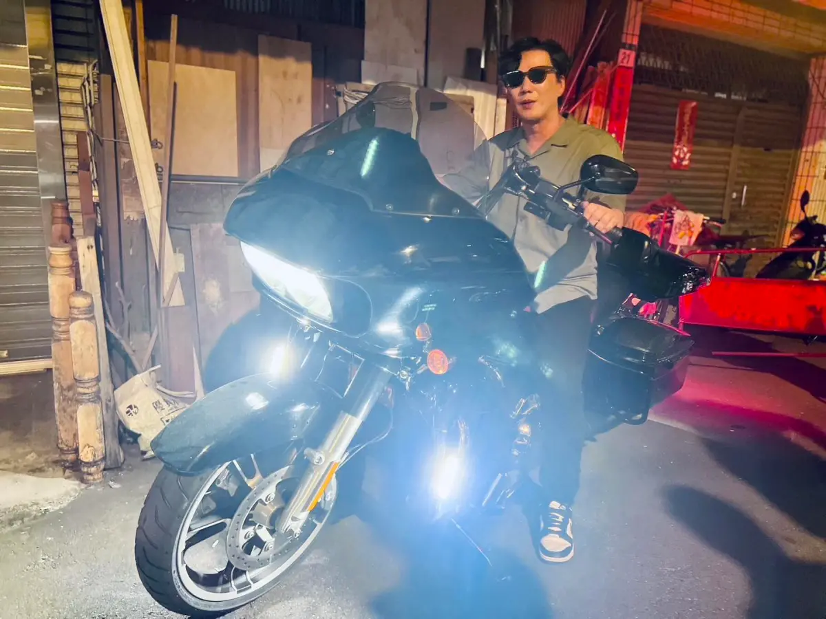 ▲金曲歌王蕭煌奇再玩「看不見」地獄哏，在臉書貼出他戴墨鏡、跨坐在哈雷機車上，寫道「連假還沒結束，來去尬車啊！」引發網友熱議。（圖／蕭煌奇臉書）