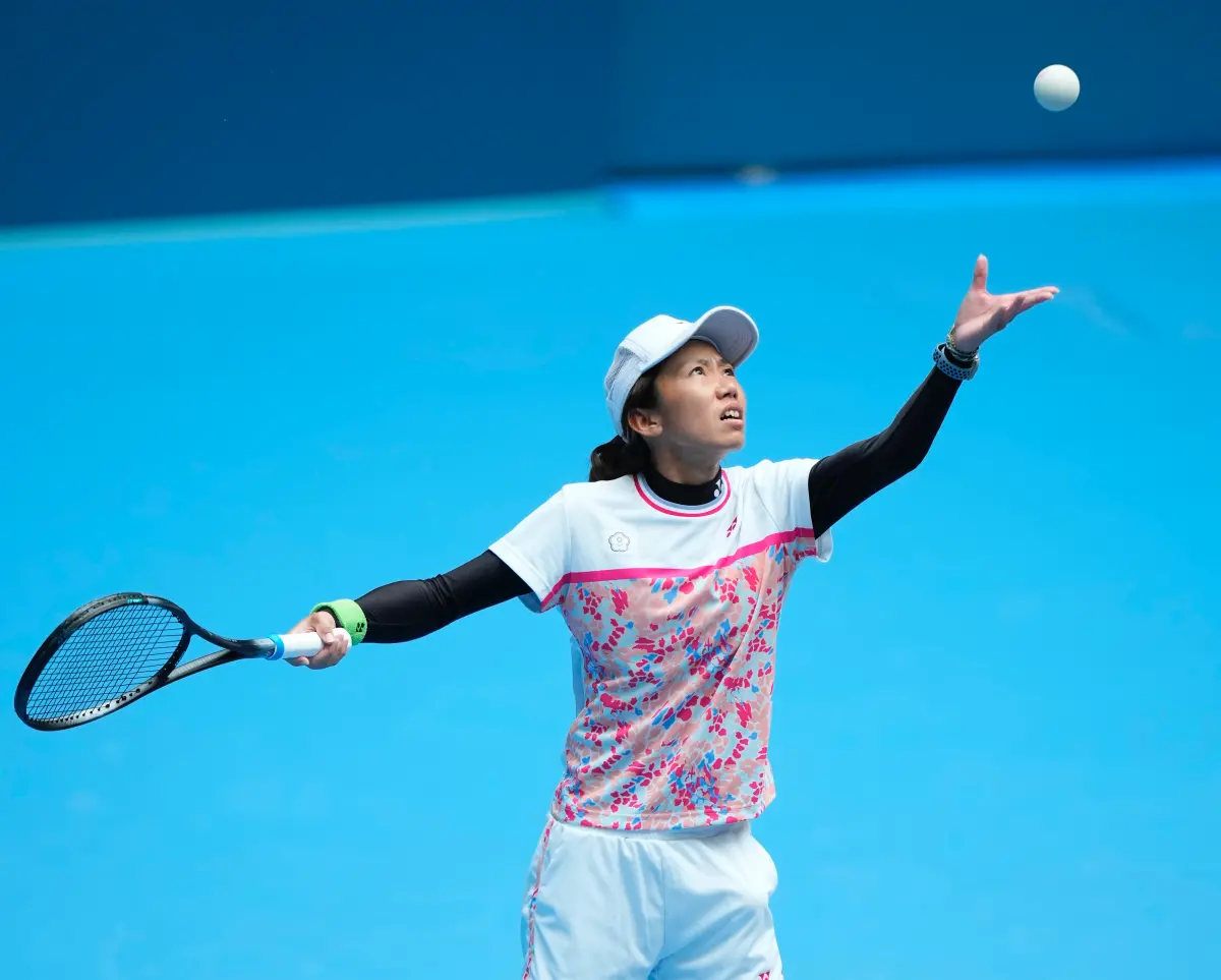 ▲「網球肘」常發生在網球初學者身上而得名，但即使不打網球的人，也可能只因多做10%家事就產生病變，圖為中華隊出戰杭州亞運。（示意圖／中華奧會提供）