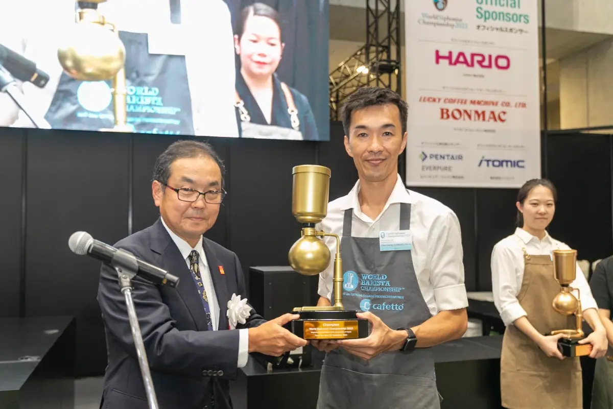 ▲2023年WSC世界虹吸咖啡大賽結果公布，台灣選手簡嘉程以自烘的阿里山咖啡豆、台灣本土設計師開發的磨豆機和咖啡品評杯等器具，搭配台灣本土特色食材，勇奪世界冠軍。（圖／皮思樂咖啡提供）