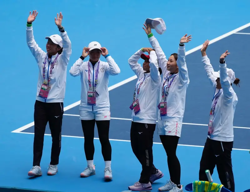 ▲中華隊軟網女團在杭州亞運金牌戰以1:2不敵勁敵日本，隊史第三次奪得銀牌。（圖／中華奧會提供）