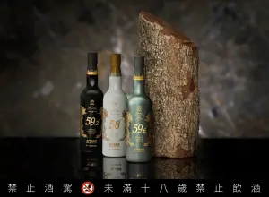 ▲源酒系列以「追本溯源」為核心，系列第三作大師源酒以「源香源藝」出發，運用紅磚窖池古法釀造，打造匯聚「陳香、醬香、窖香」三香齊聚的奇蹟酒款。(圖／品牌提供)