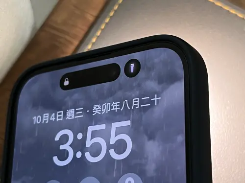▲iPhone 15 Pro 動態島。（圖／周淑萍攝）