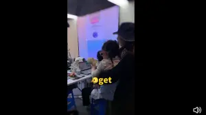 ▲郭碧婷(右)抱著女兒在鏡頭外看著向佐。(圖/向佐微博) ▲郭碧婷(右)抱著女兒在鏡頭外看著向佐。(圖/向佐微博)