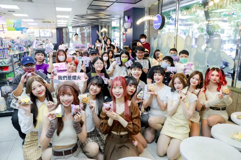 ▲紫月光少女們,拿著與全家聯名的限定甜點,開心和粉絲合影。(圖/ACEM娛樂提供)