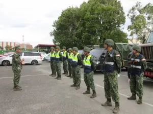 ▲颱風小犬逼近，二支部運輸連連長蔡少校針對災防部隊實施勤前教育。（圖／第二作戰區提供）