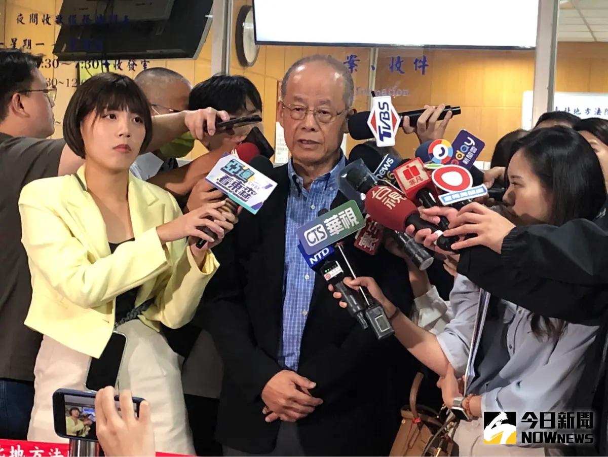 ▲筆名翁達瑞的旅美教授陳時奮在北院接受採訪（圖／記者嚴俊強攝，2023.10.04）