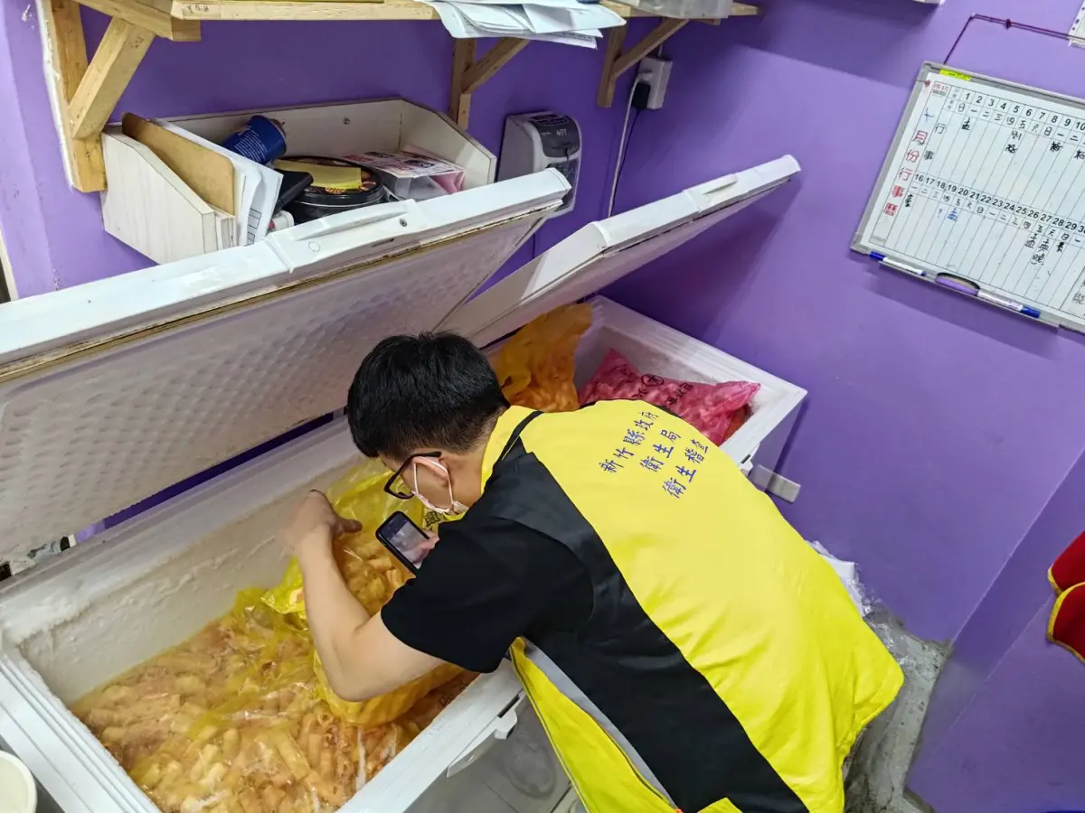 ▲桃市查獲標示不實美豬，竹縣衛生局隨即稽查下游進貨的新竹縣7家餐飲店，業者均已配合廠商回收，現場皆未發現該批問題產品。（圖／新竹縣政府提供）