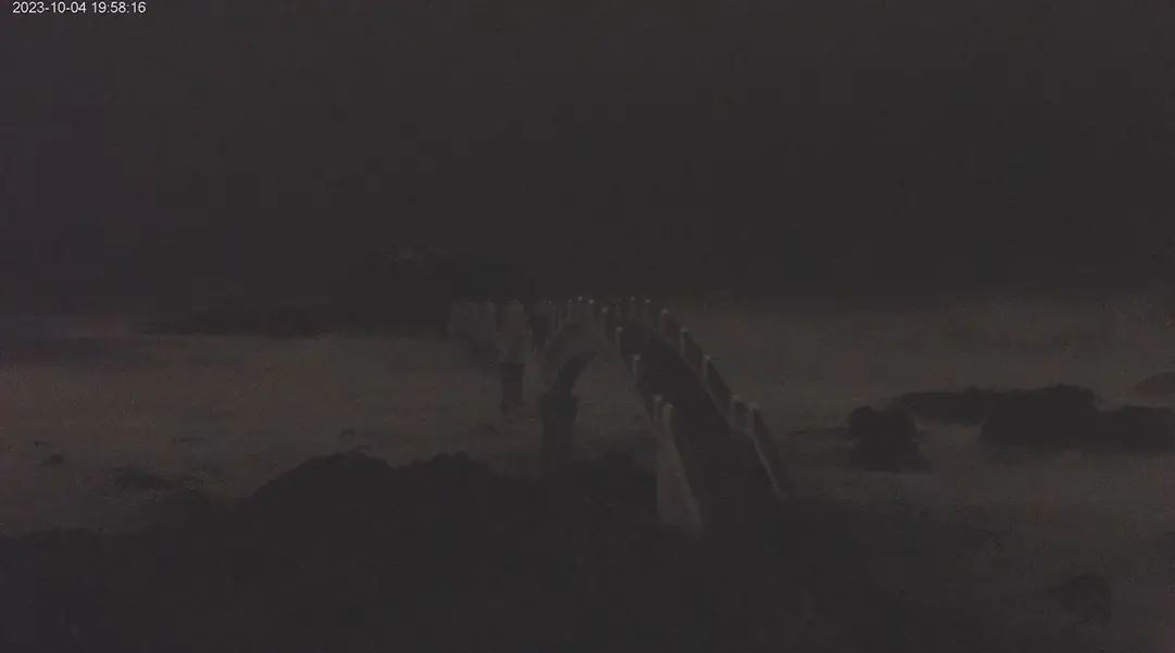 ▲小犬颱風來勢洶洶，首當其衝的綠島「鏡頭君」稍早已陣亡，台東三仙台「鏡頭君」仍在力抗小犬，最新畫面遠方閃著亮光，超詭異。（圖／東部海岸國家風景管理處YouTube）