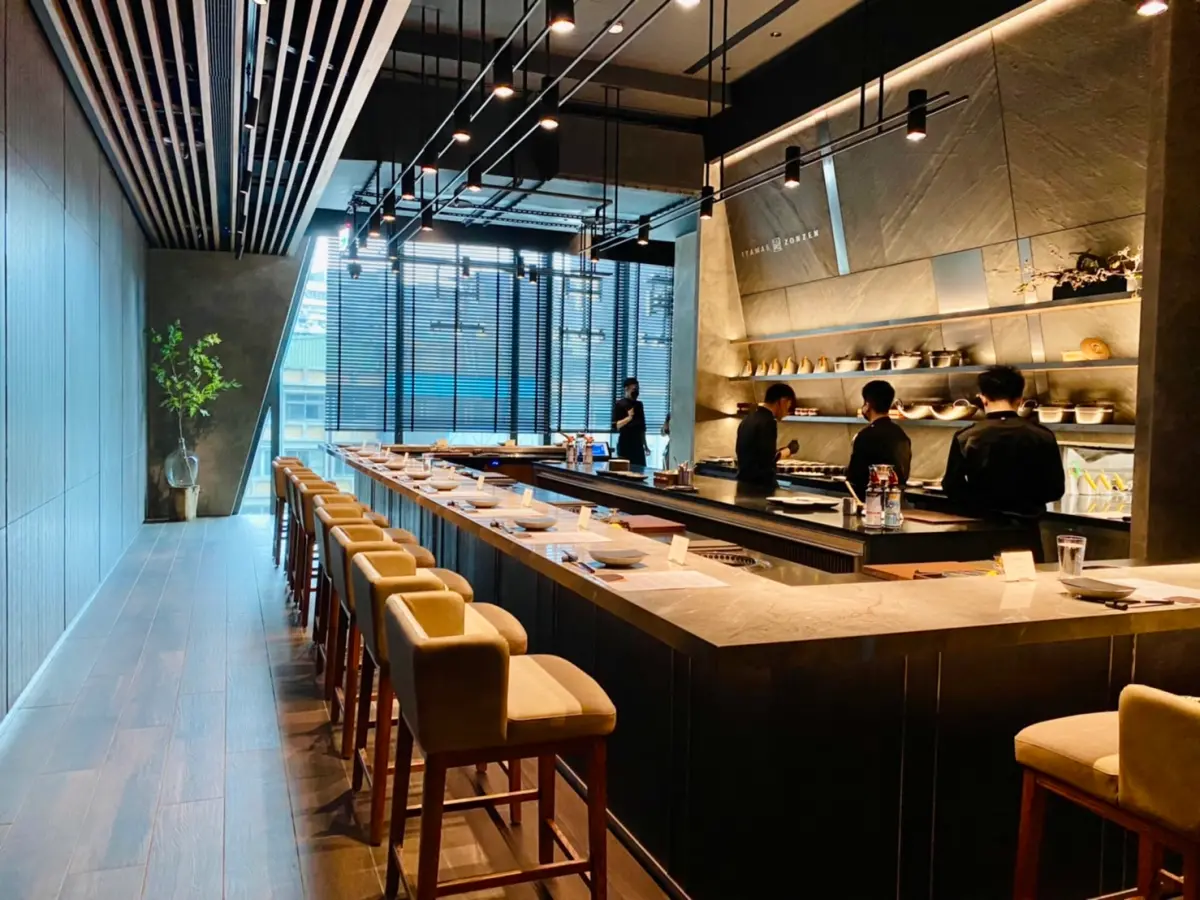 ▲東區新光三越鑽石塔Diamond Towers開幕前先吃！燒肉中山新開主打Omakase的「板前中山」無菜單燒肉料理，10個和牛部位、18道菜套餐要價3380元。（圖／記者蕭涵云攝）