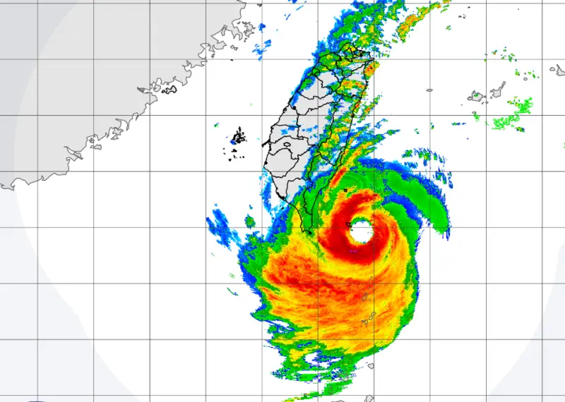 ▲小犬颱風（國際命名：KOINU）持續朝台灣進逼，稍早蘭嶼已經觀測到17級強陣風。（圖／中央氣象署）
