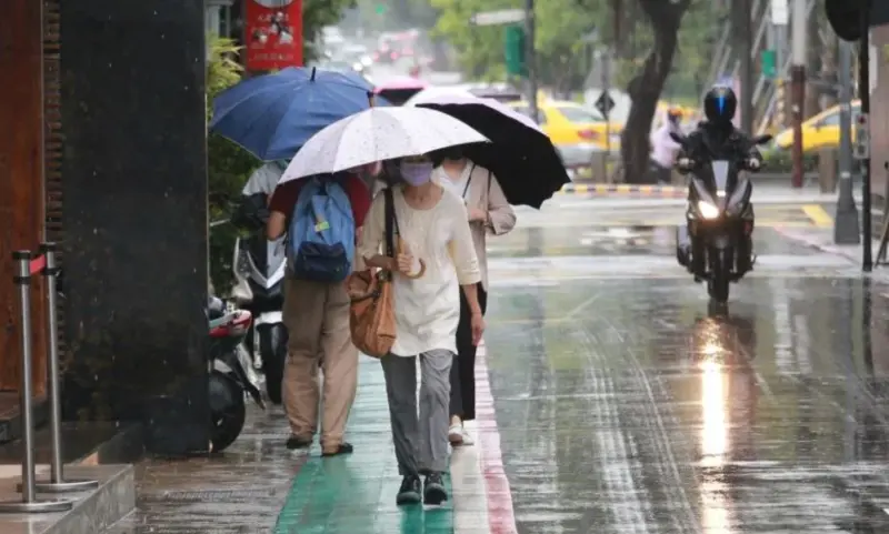 ▲小犬颱風將於今天登陸台灣，5日全台迎來風雨最劇烈時刻，尤其台東、恆春半島風雨皆劇。（圖/記者葉政勳攝）
