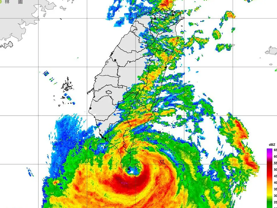 ▲氣象粉專指小犬颱風中心7時正「擦」過恆春中，讚小犬有點聰明，「這樣走法對他傷害最小」。（圖／翻攝自台灣颱風論壇｜天氣特急）