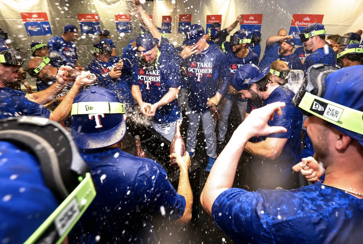 ▲遊騎兵7:1戰勝光芒，以大比分2:0晉級美聯分區戰，此圖為遊騎兵賽後慶功。（圖／取自遊騎兵官方推特）