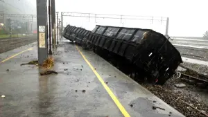 ▲蘇迪勒颱風撲台，台鐵漢本站貨車被吹翻。（圖／翻攝fun臺鐵網站）
