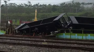 ▲尼伯特颱風來襲，台東站3節貨車列車被強風吹翻。（圖／翻攝畫面）