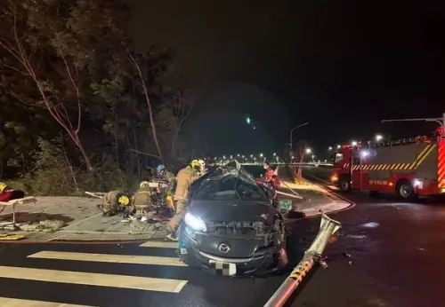 颱風天嚴重車禍！台南男載友人自撞電燈桿　緊急送醫宣告不治
