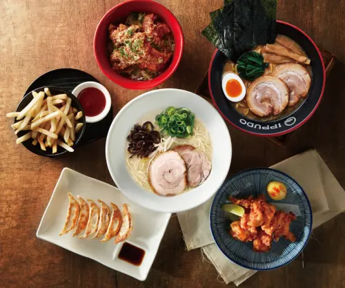 一風堂插旗板橋環球店!今天「拉麵買一送一」 全台優惠懶人包 ▲一風堂招牌餐點,白丸元味、赤丸新味、辣肉味增、大名家系豚骨、一風堂名物唐揚炸雞、一風堂自家製煎餃。(圖/台灣一風堂提供)