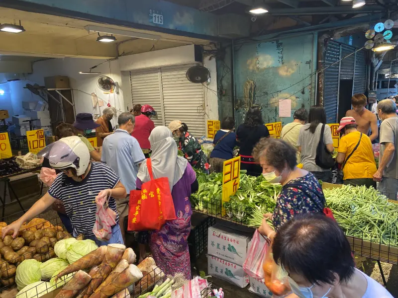 ▲小犬颱風襲台，民眾擔心菜價飆漲趕緊赴市場買菜，板橋傳統市場最多人瘋買蔬菜，尤其是兩把50元的青菜。（圖／記者葉盛耀攝）