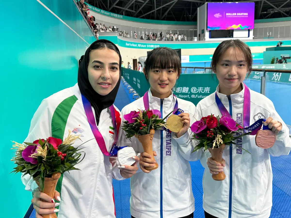 ▲中華隊在滑輪溜冰速度過樁項目劉巧兮(中)與丁于恩(右)都奪牌，中華隊金包銅大豐收。（圖/總教練吳炯助）