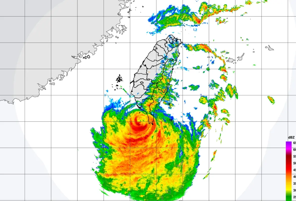 ▲小犬颱風不斷替全台各地帶來明顯風雨，首當其衝的恆春已降下439毫米雨量為全台最多。（圖／翻攝中央氣象署官網）