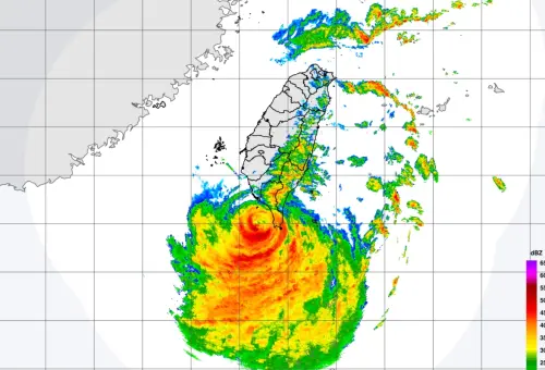 ▲小犬颱風不斷替全台各地帶來明顯風雨，首當其衝的恆春已降下439毫米雨量為全台最多。（圖／翻攝中央氣象署官網）