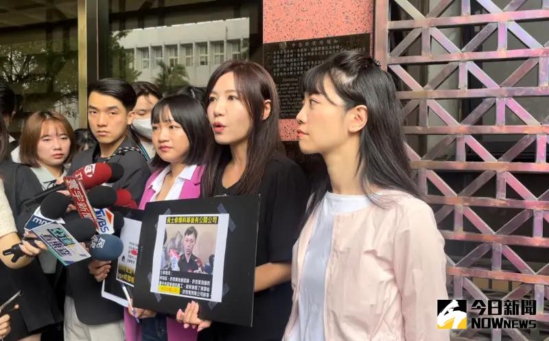▲高嘉瑜、吳沛憶、謝佩芬、曾柏瑜向北檢按鈴提告(圖/記者潘千詩攝,2023.10.05)