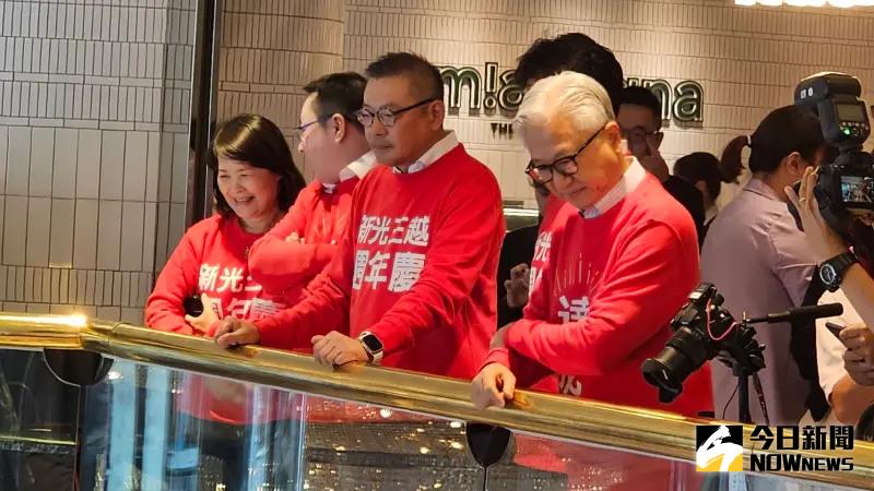 ▲百貨業下半年大檔期周年慶風向球-新光三越南西店周年慶今(5)日開跑,新光三越董事長吳東昇、總經理吳昕陽親自坐鎮。(圖/記者許家禎攝,2023.10.5)