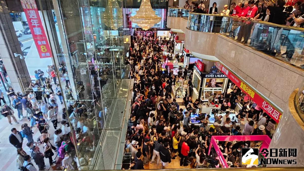 ▲大環境不佳，消費者荷包縮水，消費預算跟著緊縮，再加上百貨業競爭激烈，想要在周年慶勝出談何容易？為此，有行銷專家分析現在百貨公司的三個趨勢變化。（示意圖／NOWnews資料照片）