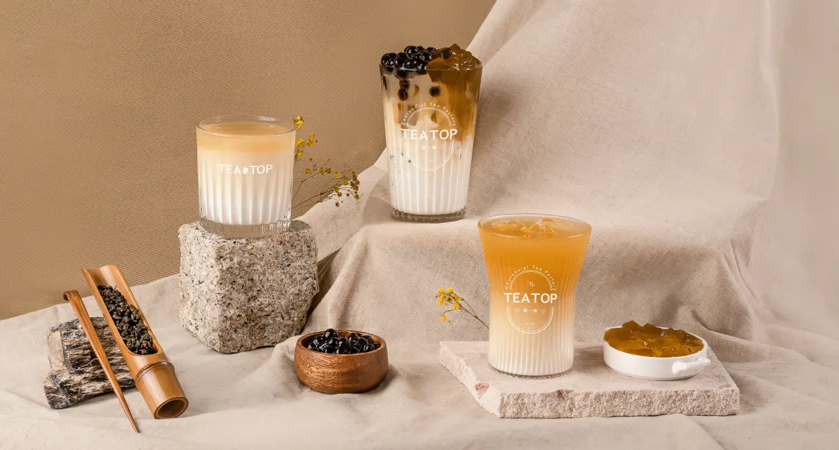 ▲雙十國慶連假手搖飲料優惠！TEA TOP新推108厚鮮奶、竹香厚鮮奶，國慶當天直接免費發10000杯試喝！還有「奶茶買一送ㄧ」好康！星巴克也有「買1送1」隱藏優惠。（圖／TEA TOP提供）