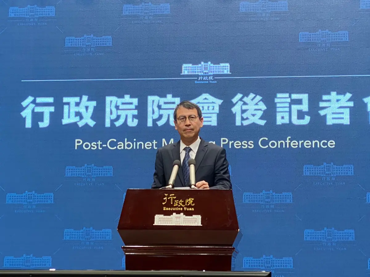 ▲政院發言人林子倫說明院會今日通過《住宅法》修正草案，鼓勵有房產民眾成為公益出租人，另放寬社宅申請條件。（圖／記者陳威叡攝，2023.10.05）