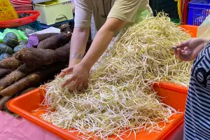 ▲傳統市場的豆芽菜每斤30元，不受颱風影響而漲價。（圖／記者葉盛耀攝）