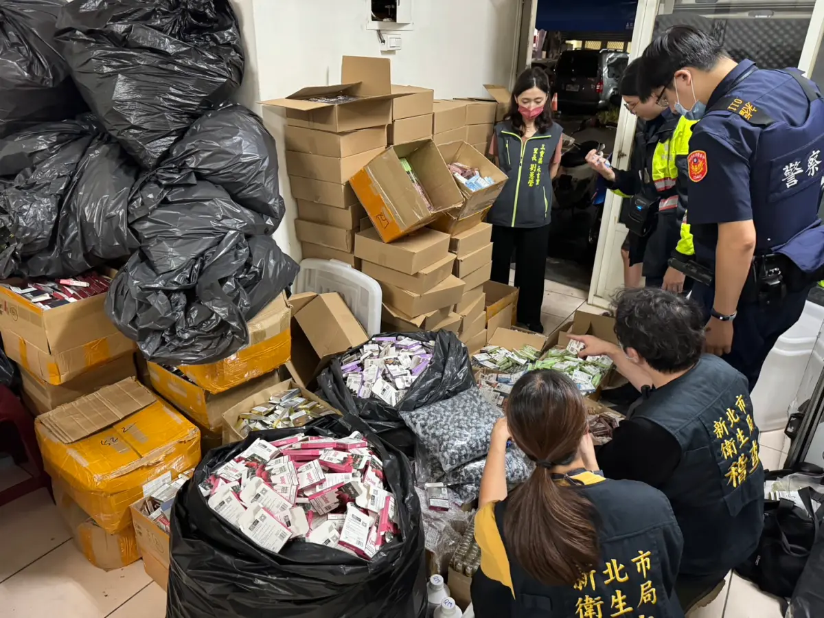 ▲新北破獲全台首宗電子煙製造工廠，現場查獲煙彈、煙油原料及組合元件。（圖 ／新北市政府衛生局提供）