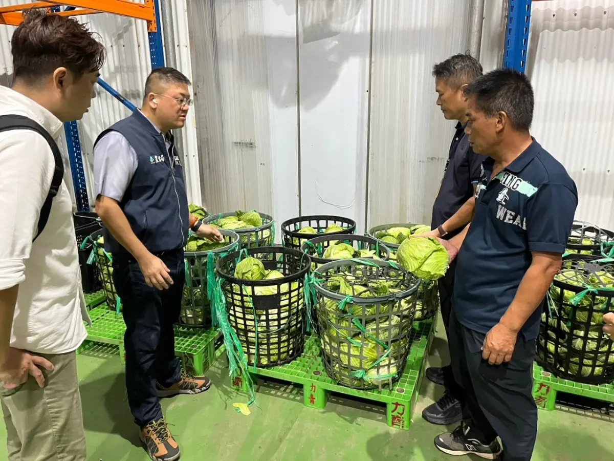 ▲農業局陳冠義局長於今日上午前往關心雨勢較大的新屋區有機蔬菜產銷班，蔬菜生產區出貨情況正常，並檢視鄰近地勢低窪區防災整備情形。（圖／桃園市政府農業局提供）