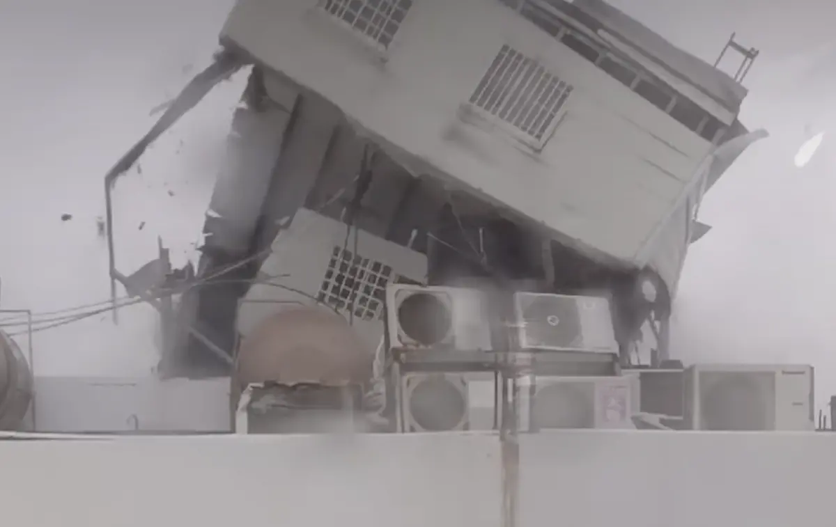 ▲小犬颱風10級暴風半徑涵蓋恆春，有墾丁民眾目睹，一棟民宅上方的鐵皮屋竟整棟被強風吹走，並在空中解體消失。（圖／翻攝自臉書社團「恆春半島公共事務討論社團」）