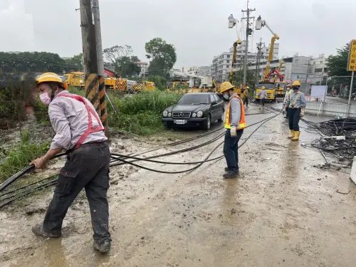 ▲小犬颱風造成桃園地區5千餘戶停電，台電桃園營業處表示，將全力搶修，預期今日18時前恢復供電。（圖／台電桃園營業處提供）