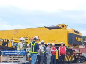 ▲林欽榮前往工務局新工處的｢鼓山區龍德新路南側道路開闢及往東延伸跨越愛河橋梁工程｣進行防汛整備視察。（圖／高市府工務局提供）