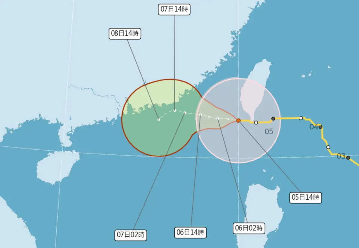▲小犬颱風整體強度有稍微減弱，宜蘭、新竹、苗栗已脫離小犬颱風暴風圈範圍，預估路徑持續朝西。（圖／翻攝中央氣象署官網）
