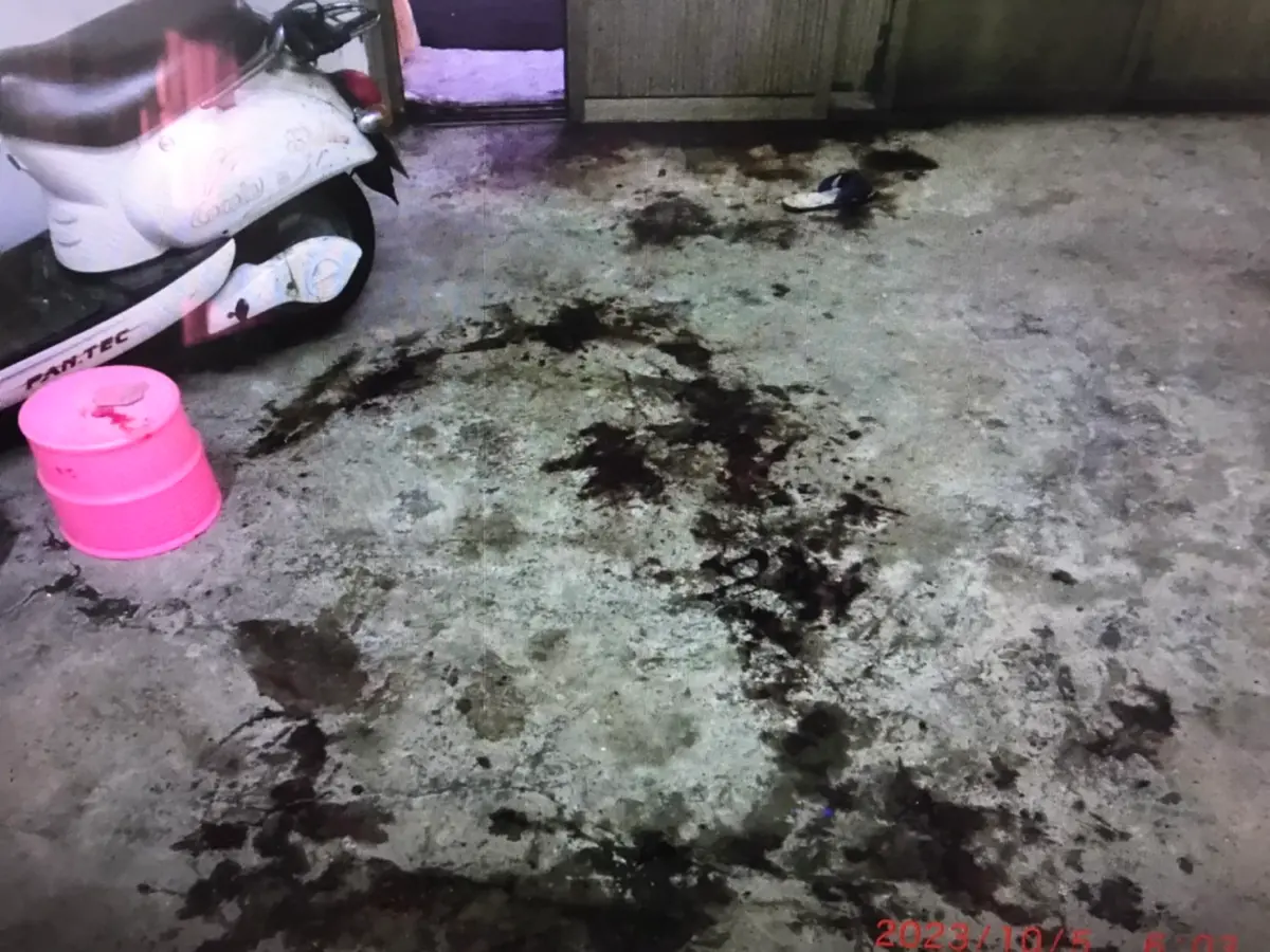 ▲小犬一夜摧殘後，一名老婦在客廳遭倒下的玻璃窗割斷動脈死亡（圖/大甲分局提供）