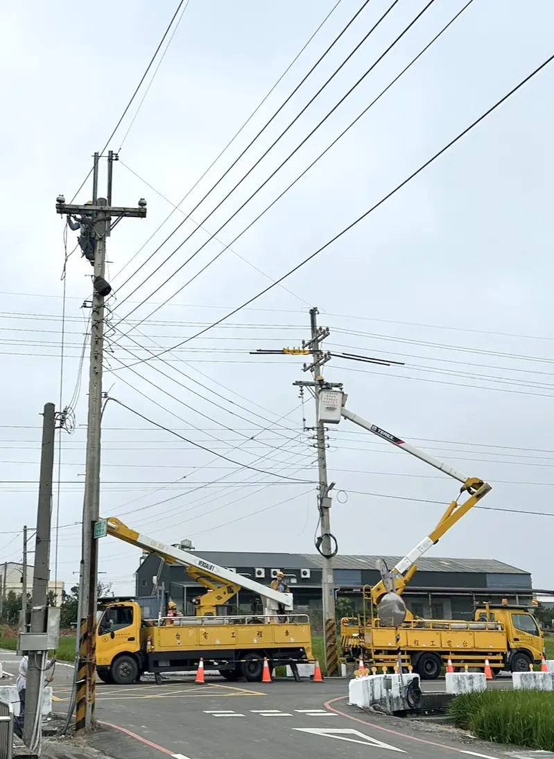 ▲小犬強風侵襲中市停電戶破2萬，台電台中區處出動搶修人力和機具，力拼入夜前復電。（圖/台電中區處提供）