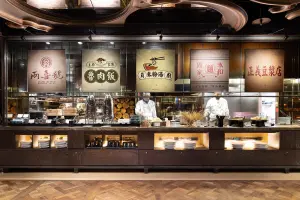 君品酒店邀請台灣在地名店小吃,像是「正義豆漿店」的鹹豆漿、「永和周家麵」的涼麵、「兩喜號」的魷魚羹,通通引進飯店早餐。(圖/君品酒店提供) ▲君品酒店邀請台灣在地名店小吃,像是「正義豆漿店」的鹹豆漿、「永和周家麵」的涼麵、「兩喜號」的魷魚羹,通通引進飯店早餐。(圖/君品酒店提供)