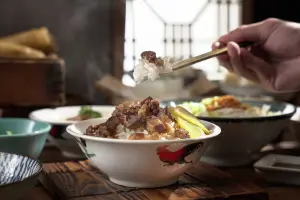 魯肉飯上的魯肉,特選新鮮溫體黑毛豬的五花肉部位,手切方式為肉丁,再加醬油、冰糖等滷煮出。(圖/君品酒店提供) ▲魯肉飯上的魯肉,特選新鮮溫體黑毛豬的五花肉部位,手切方式為肉丁,再加醬油、冰糖等滷煮出。(圖/君品酒店提供)